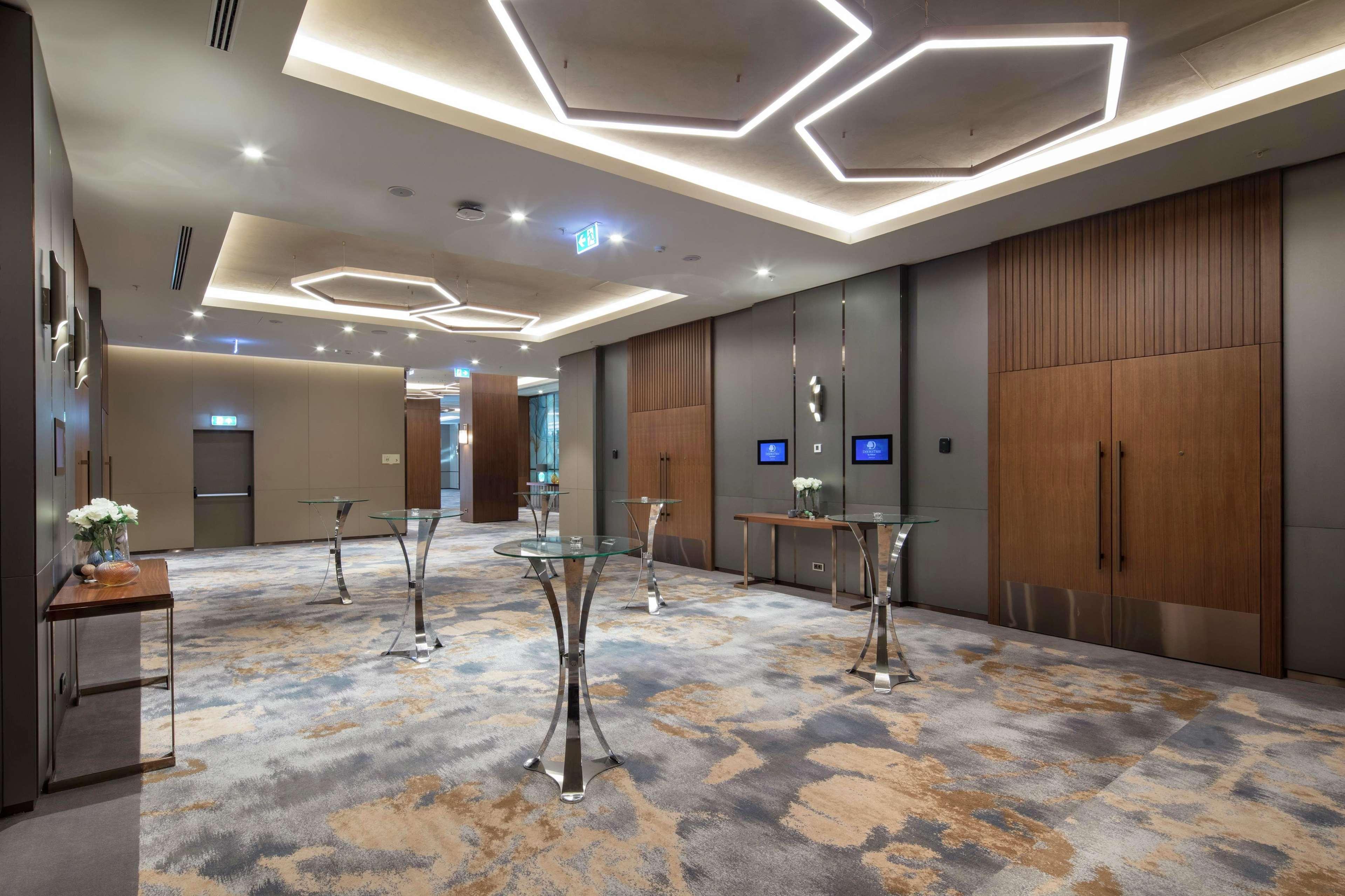 فندق دبل تري باي هيلتون سكوب سكوبجي المظهر الخارجي الصورة The lobby of the hotel