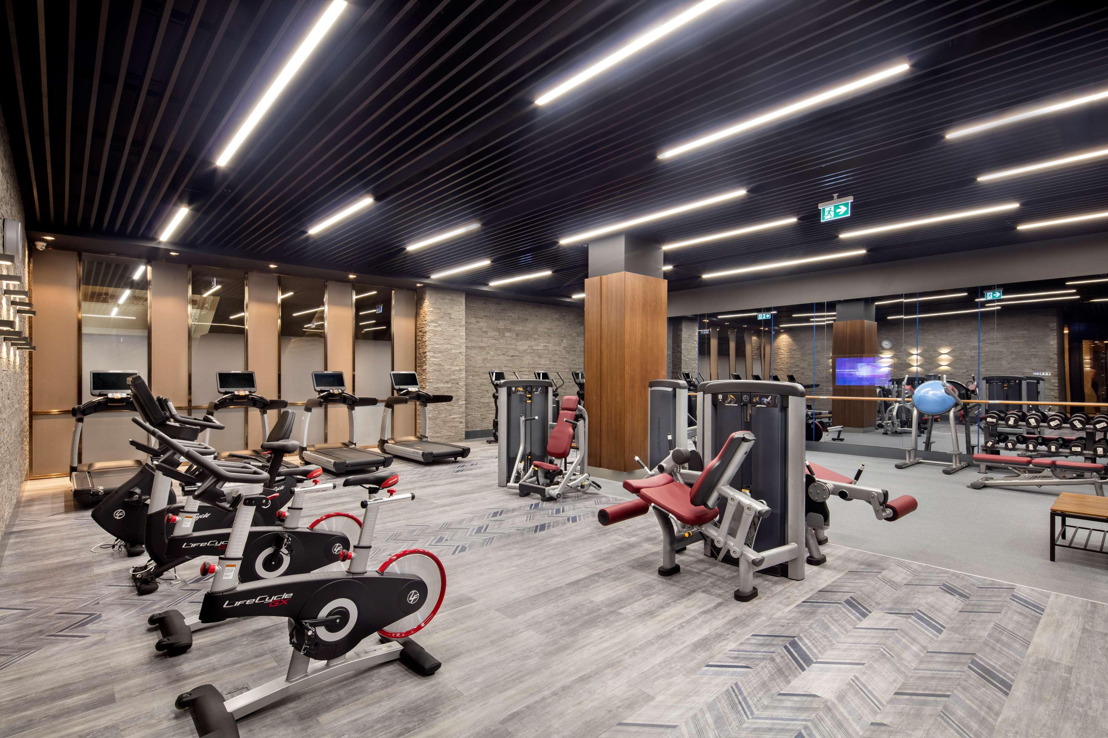 فندق دبل تري باي هيلتون سكوب سكوبجي المظهر الخارجي الصورة The gym at the hotel
