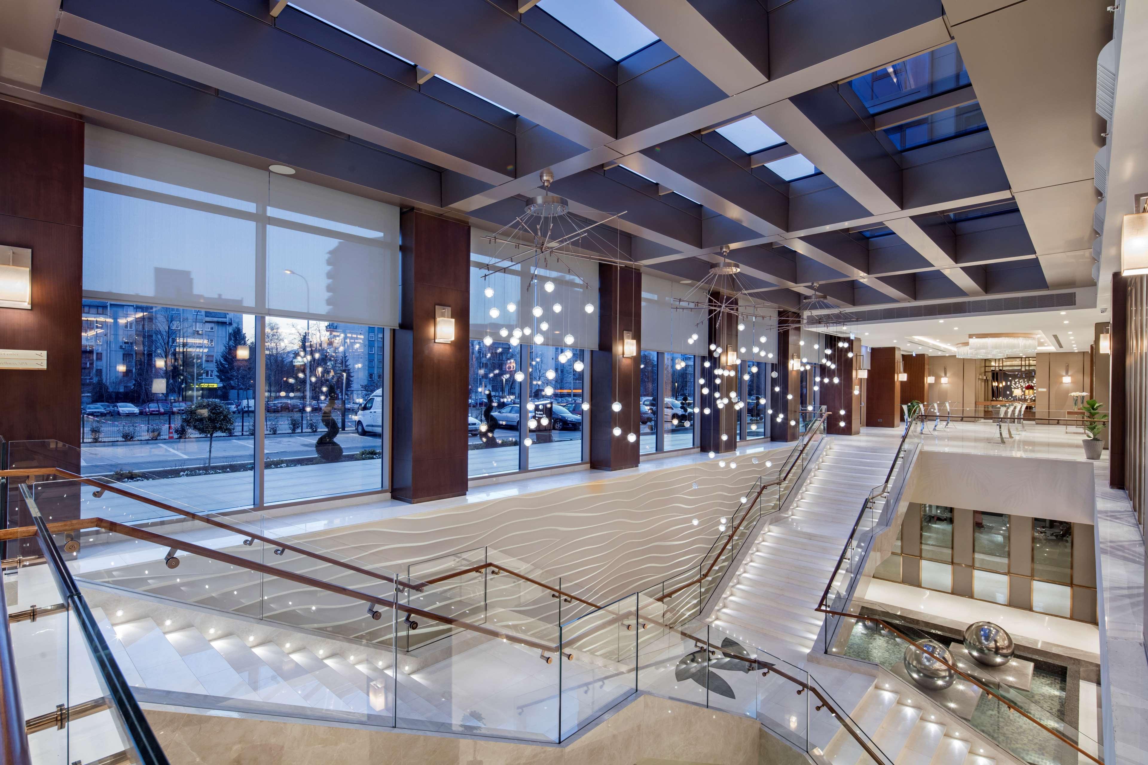 فندق دبل تري باي هيلتون سكوب سكوبجي المظهر الخارجي الصورة The interior of the hotel