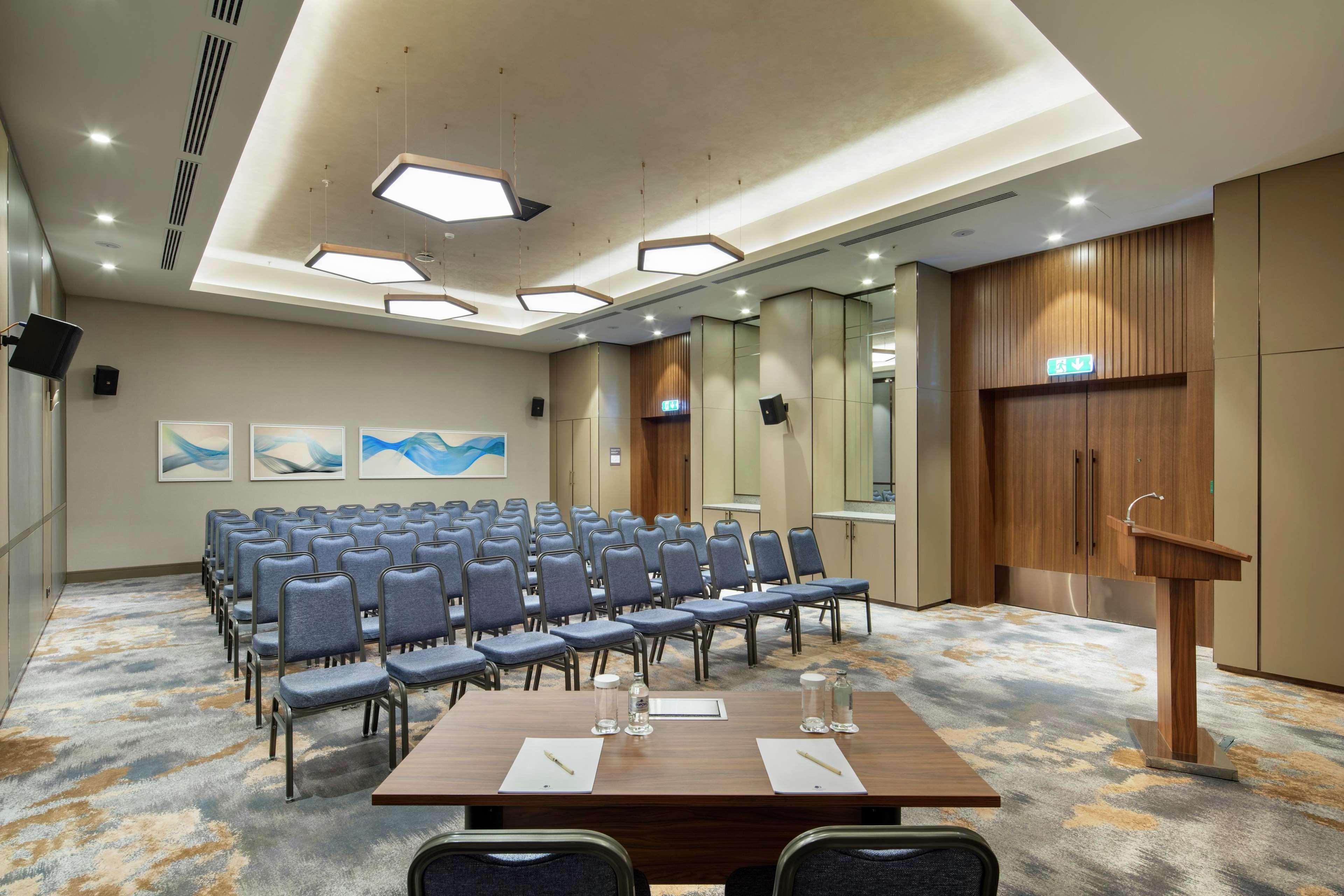 فندق دبل تري باي هيلتون سكوب سكوبجي المظهر الخارجي الصورة Meeting room