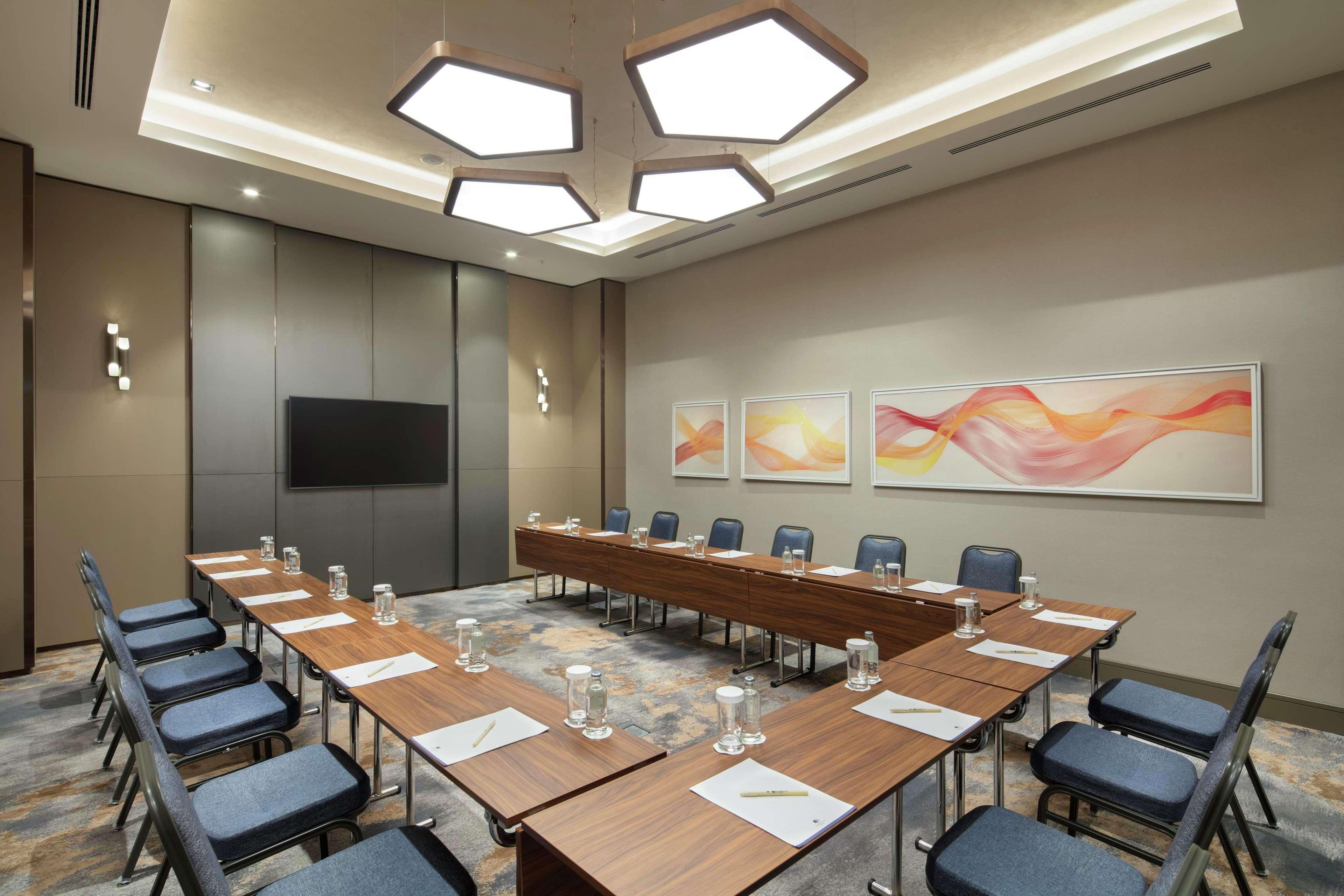 فندق دبل تري باي هيلتون سكوب سكوبجي المظهر الخارجي الصورة Meeting room