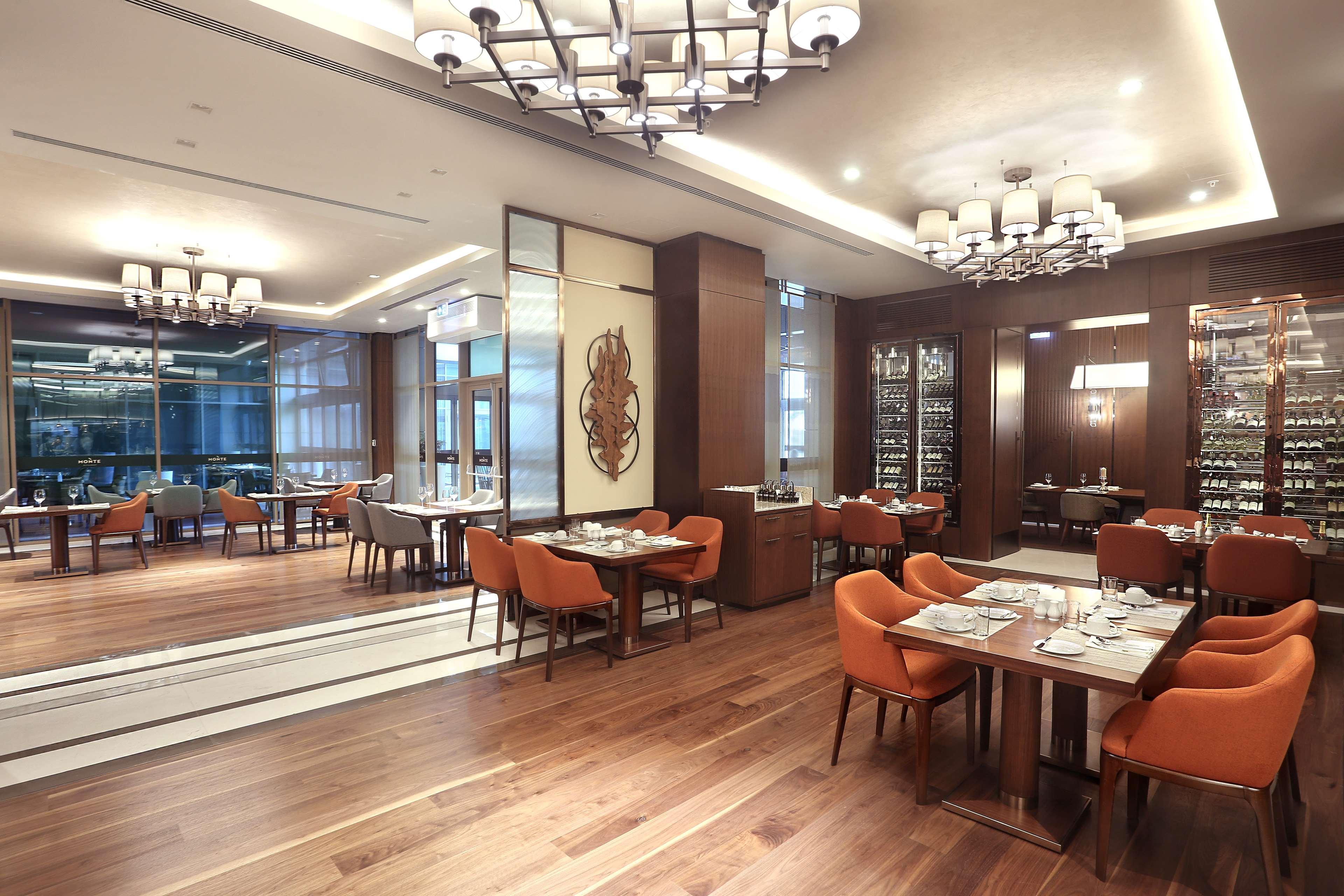 فندق دبل تري باي هيلتون سكوب سكوبجي المظهر الخارجي الصورة The interior of the restaurant