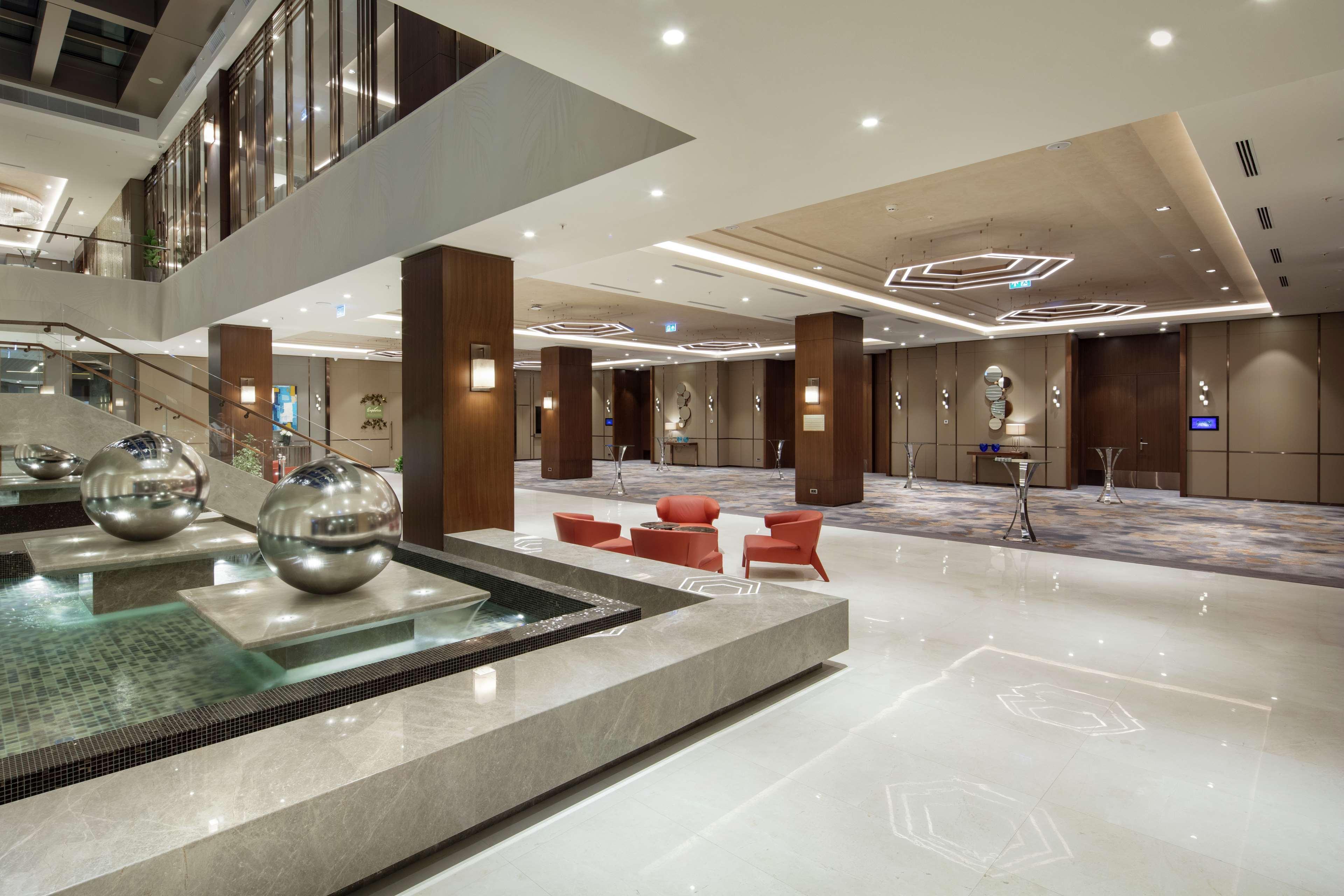 فندق دبل تري باي هيلتون سكوب سكوبجي المظهر الخارجي الصورة The lobby of the hotel