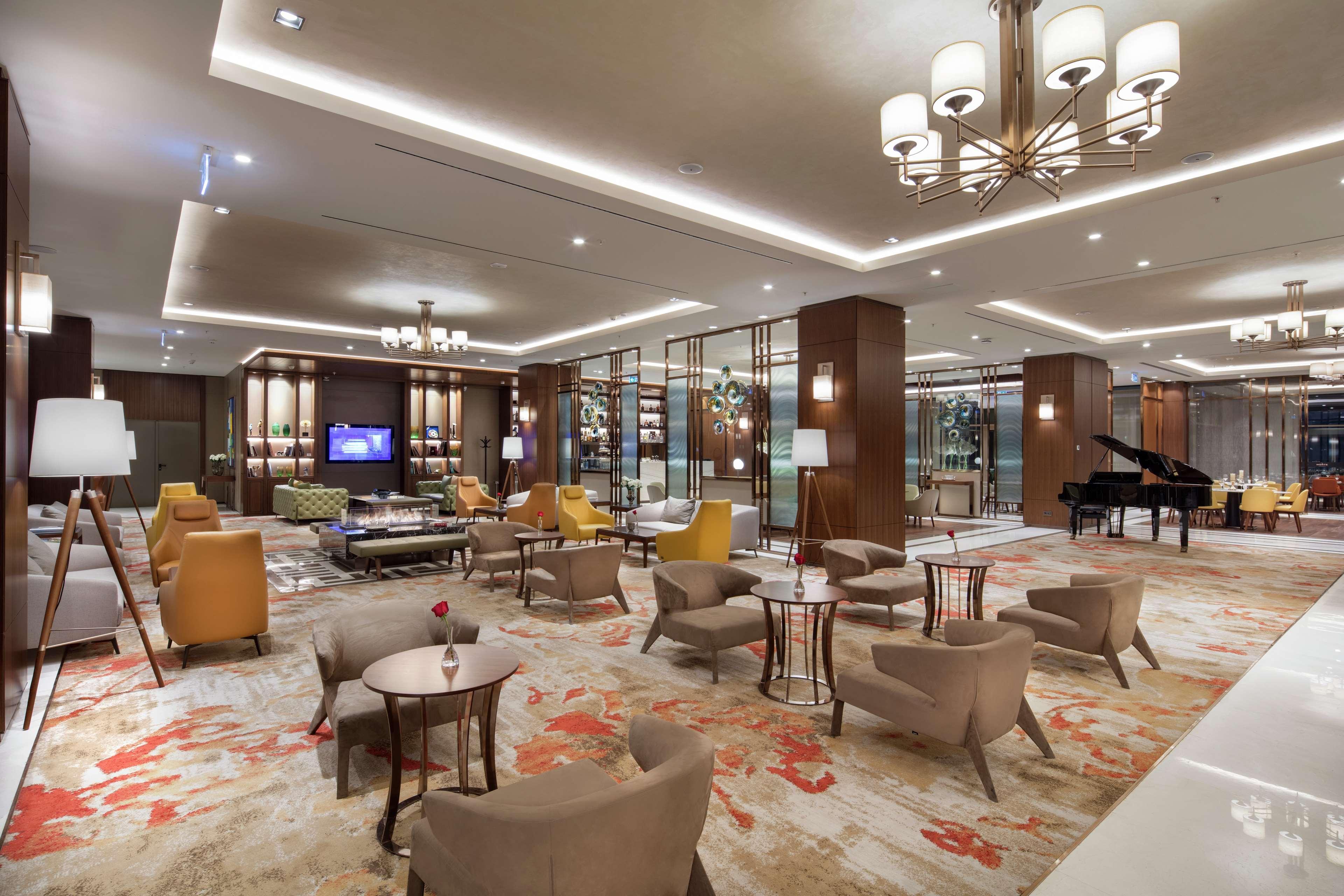 فندق دبل تري باي هيلتون سكوب سكوبجي المظهر الخارجي الصورة The lobby of the hotel