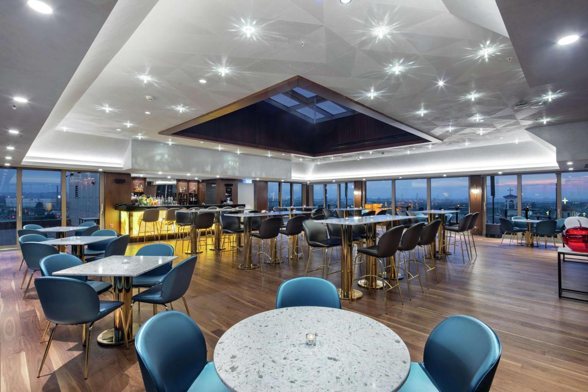 فندق دبل تري باي هيلتون سكوب سكوبجي المظهر الخارجي الصورة The Club lounge at London Heathrow Airport